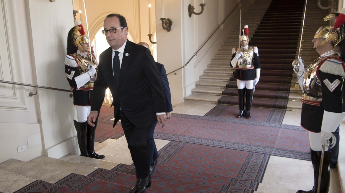 Ο Φρανσουά Ολάντ στη Σιγκαπούρη υπό οικονομικές και αμυντικές προκλήσεις