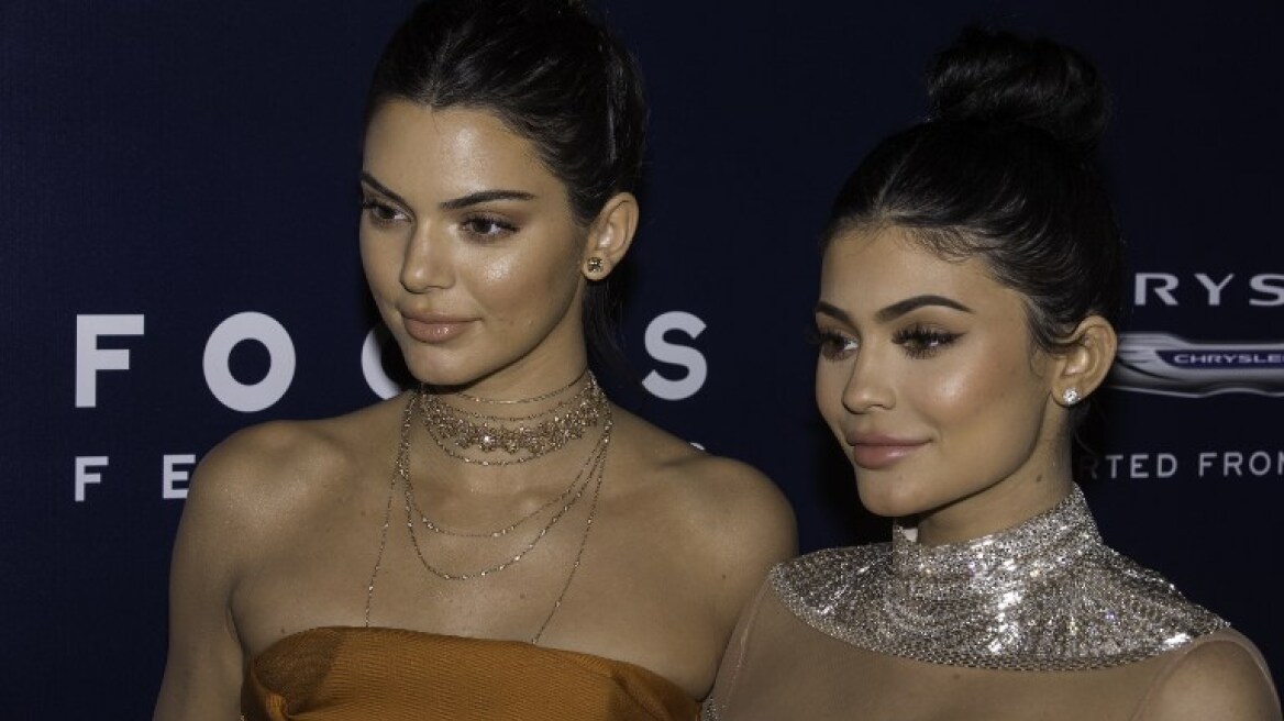 Oι αδερφές Jenner ντύνουν τον Νίνο στη σκηνή του MadWalk 