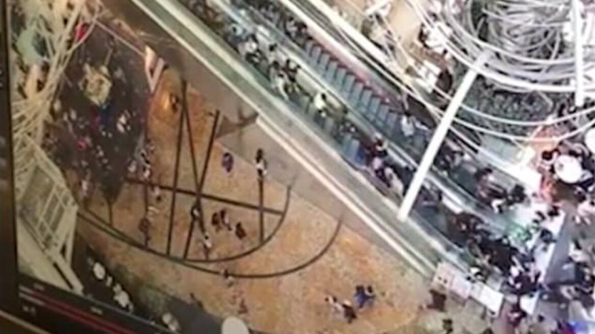 Escalators cause a “human domino”! (VIDEO)