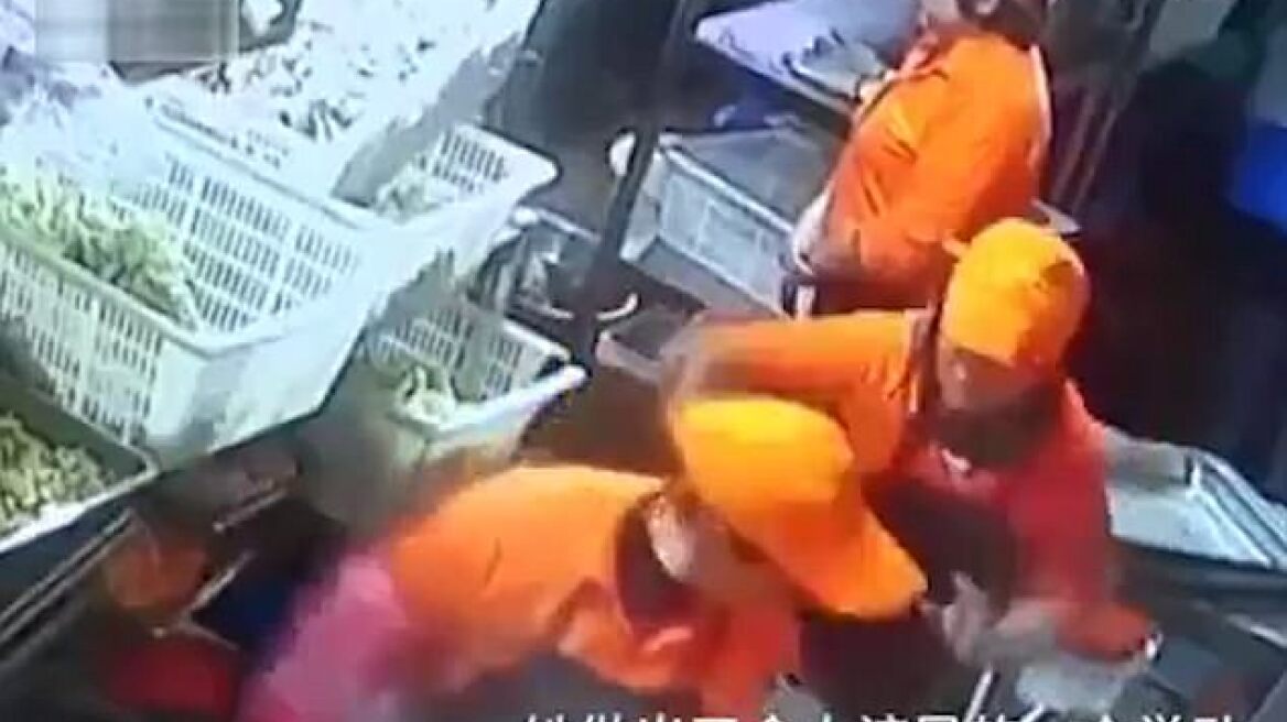 Τσακώθηκε με τη συνάδελφό της και της πέταξε μια κατσαρόλα βραστού νερού