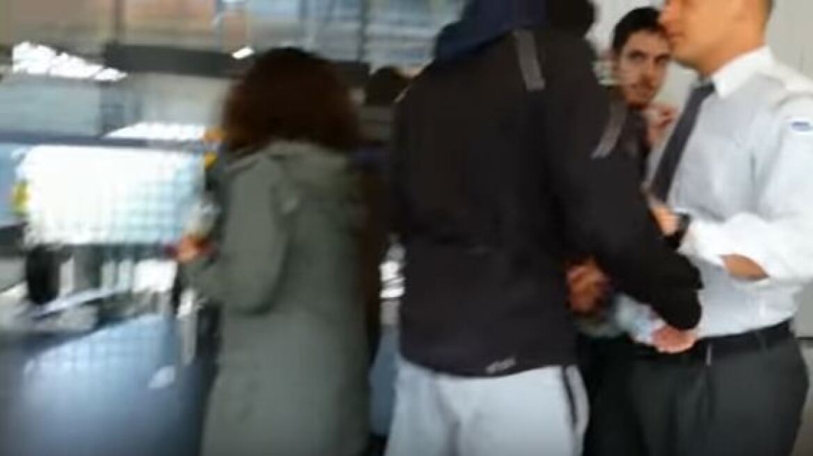 Βίντεο: Έφοδος αναρχικών στα γραφεία εταιρείας στην Καλλιθέα