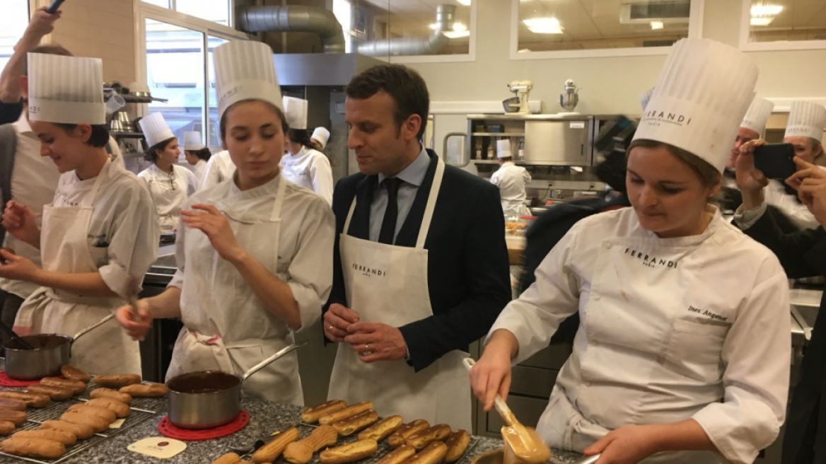 Γαλλία: Ο Μακρόν φόρεσε ποδιά κι έγινε ζαχαροπλάστης 