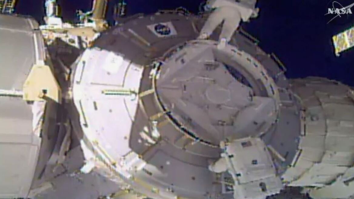 Κόβει την ανάσα: Αστροναύτες χάνουν εξάρτημα κατά τη διάρκεια «εξόδου» στο διάστημα