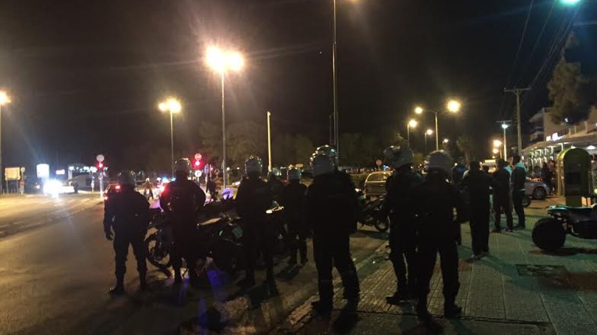 Σε «κλοιό» η Βάρκιζα - «Μπλόκο» της αστυνομίας στις κόντρες