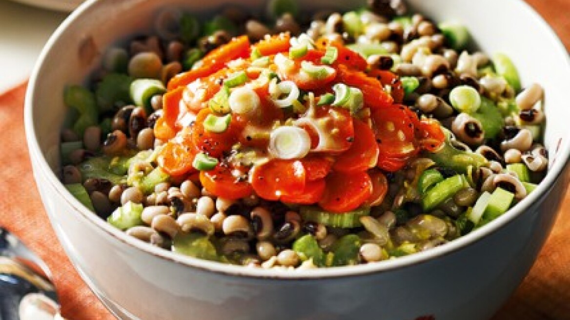 Φασόλια μαυρομάτικα σαλάτα με καρότα σοτέ