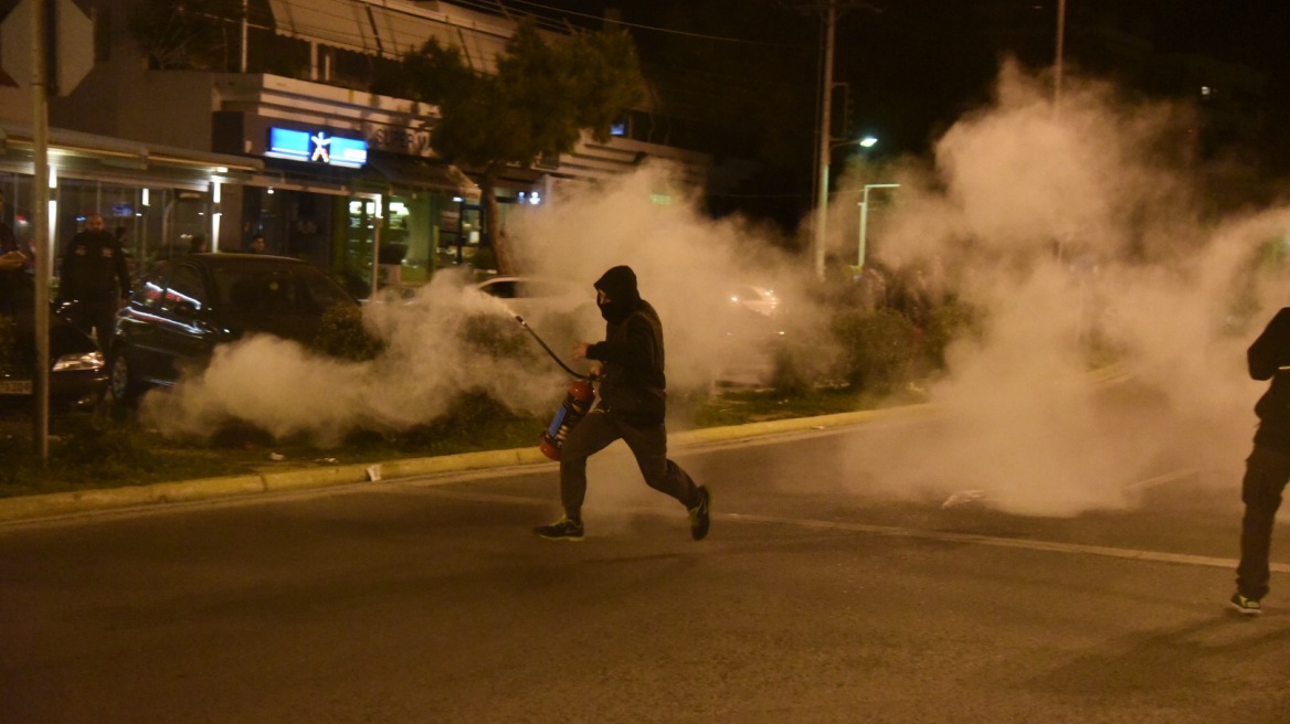 Βάρκιζα: Επεισόδια στο ραντεβού για τις «κόντρες» - Νεαροί επιτέθηκαν στους αστυνομικούς