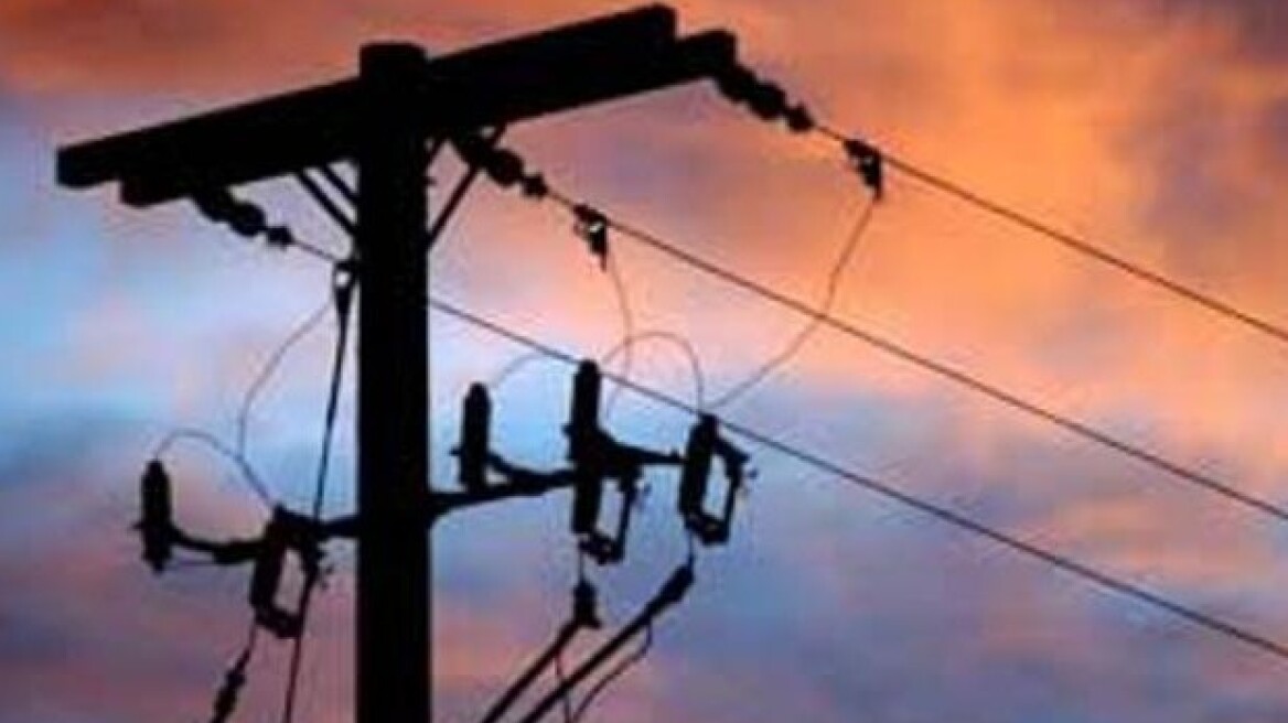 Είχε δωρεάν ρεύμα από… κολώνα στο τροχόσπιτο