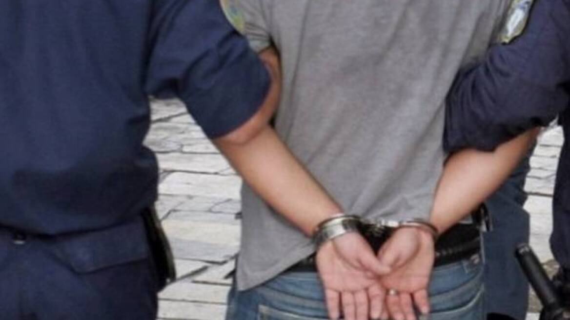 Κοκαΐνη, ηρωίνη και παράνομα όπλα σε σπίτι στο Βόλο