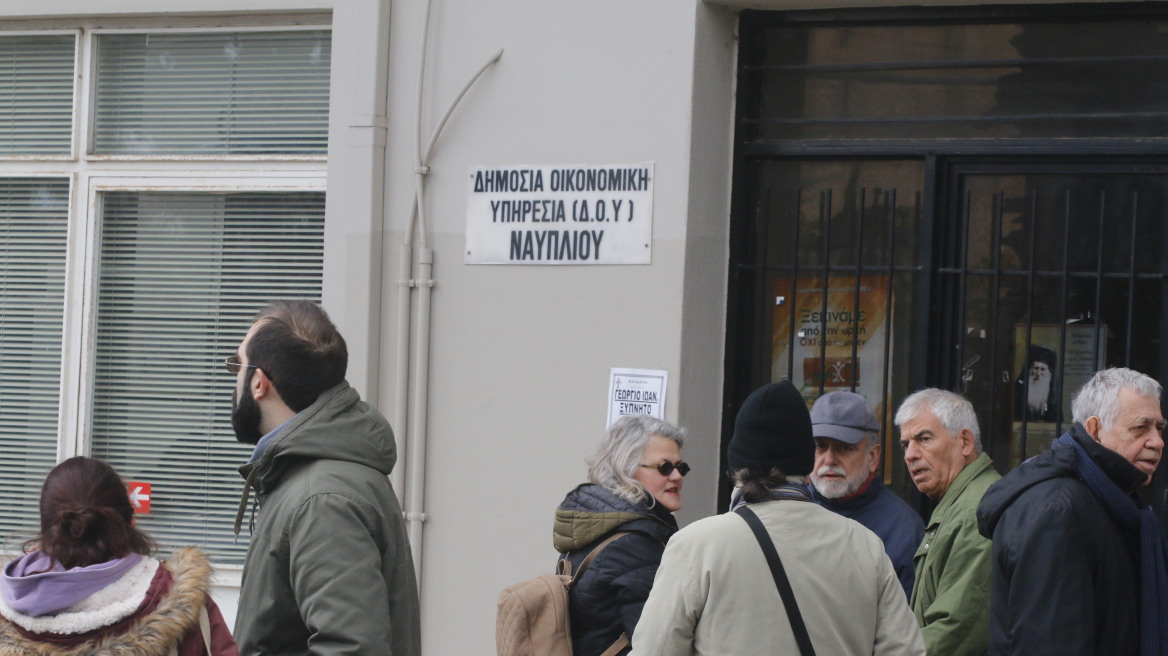 Νέα «έκτακτη εισφορά»: Με αφορολόγητο 5.600, επιπλέον 650 ευρώ φόρος για όλους