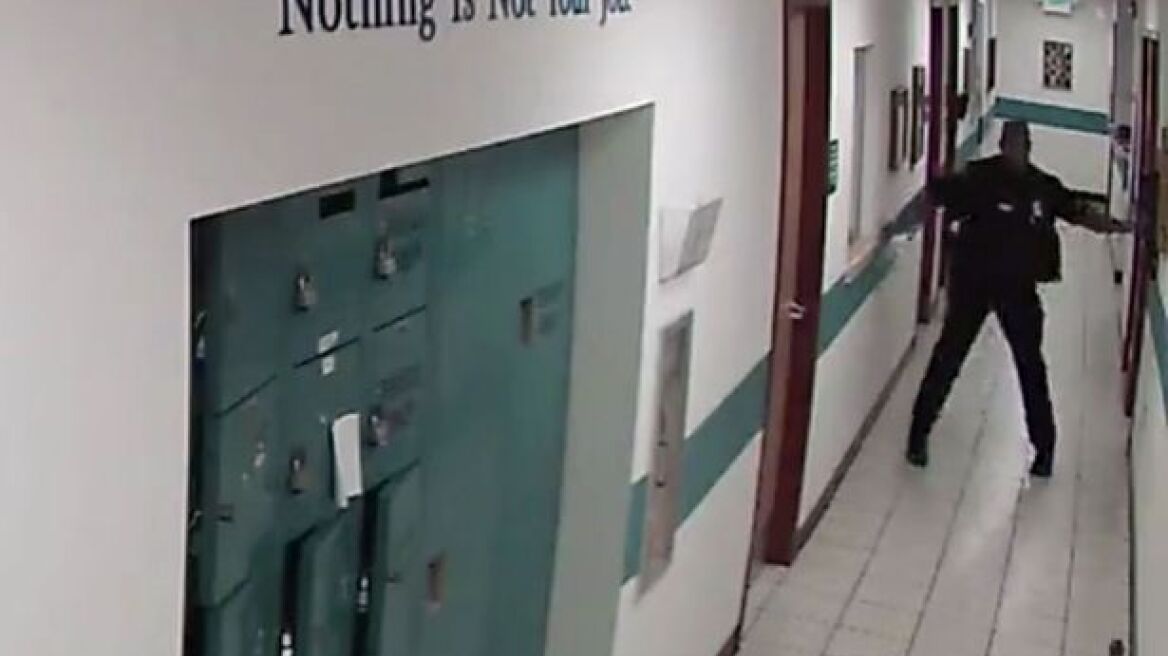 Αστυνομικός το βάζει στα πόδια για ένα... ποντίκι!