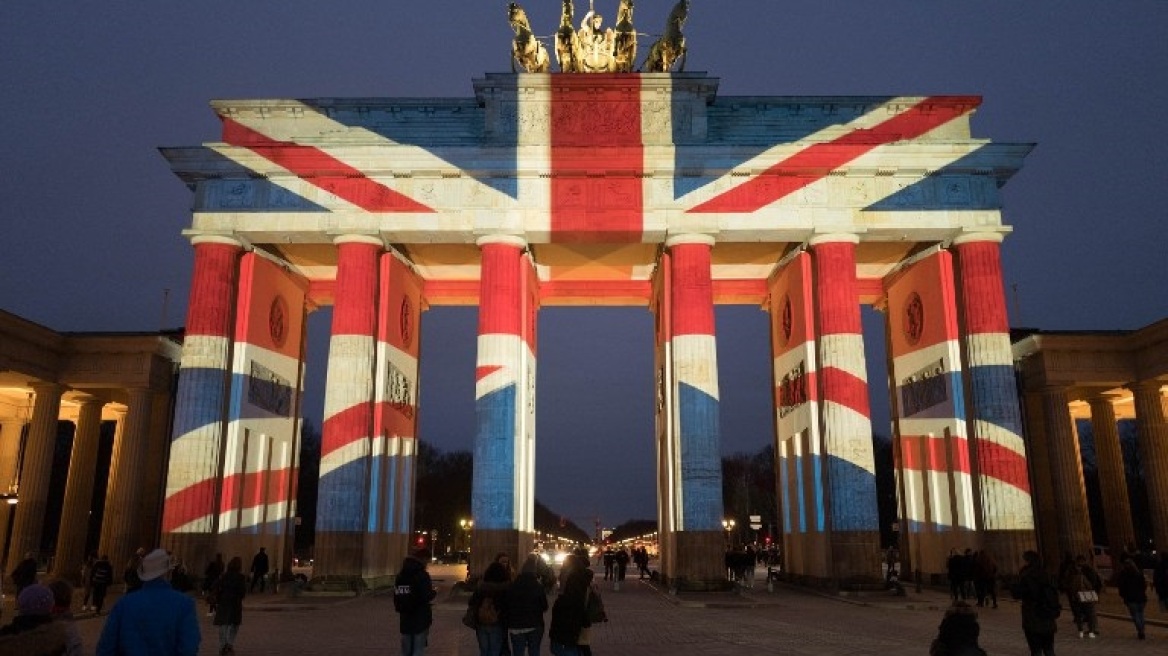 Αντιδράσεις από την άρνηση να φωταγωγηθεί η Πύλη του Βραδεμβούργου με τα χρώματα της Ρωσίας 