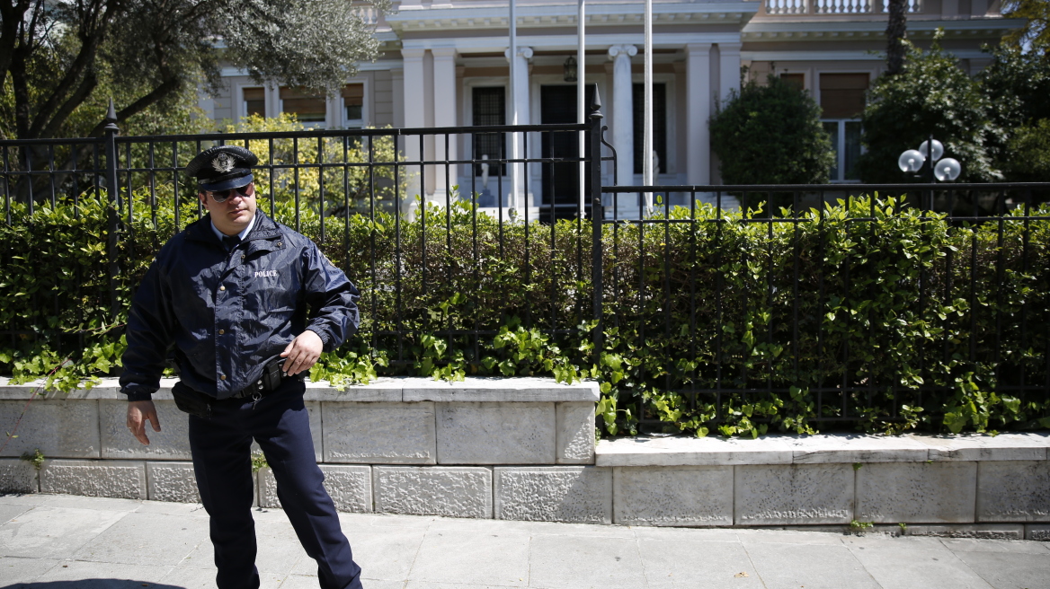 Ρουβίκωνας: Τέσσερις μπήκαμε στο προαύλιο του Μαξίμου, ο ένας έφτασε μέχρι την είσοδο