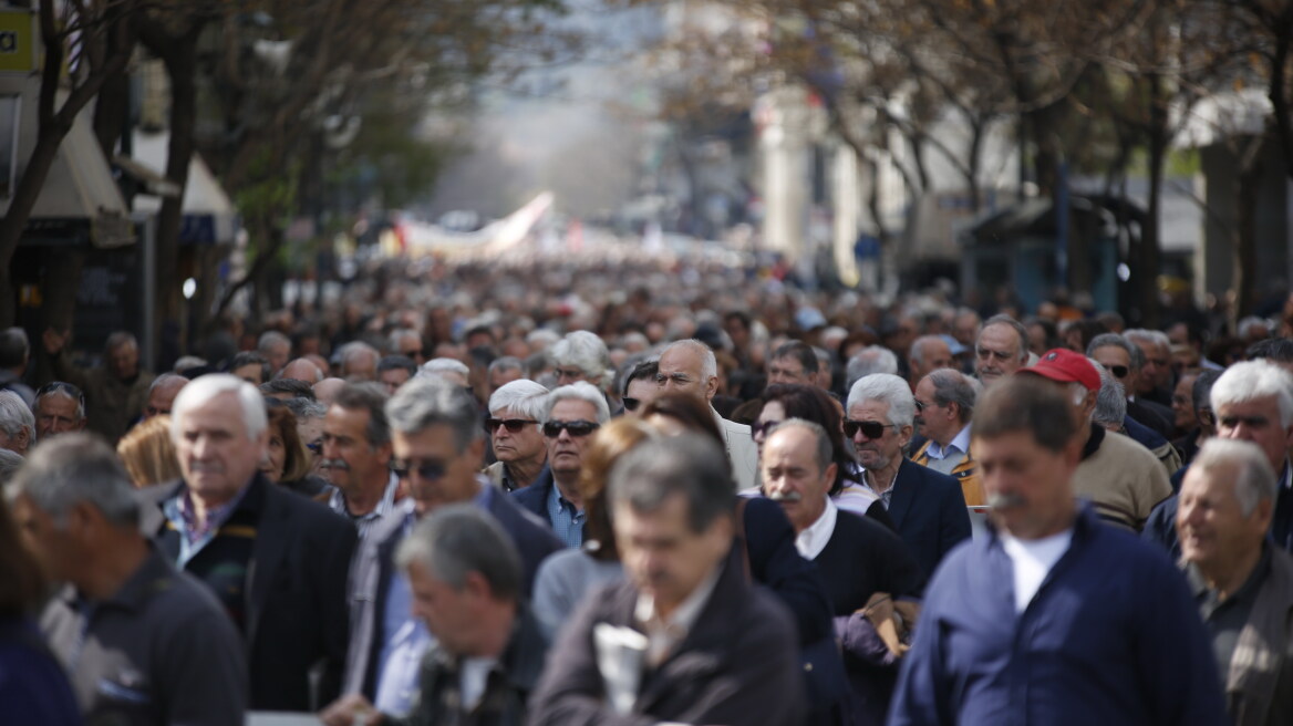Χιλιάδες συνταξιούχοι διαδήλωσαν στο κέντρο της Αθήνας -«Δεν αντέχουμε άλλες περικοπές» 