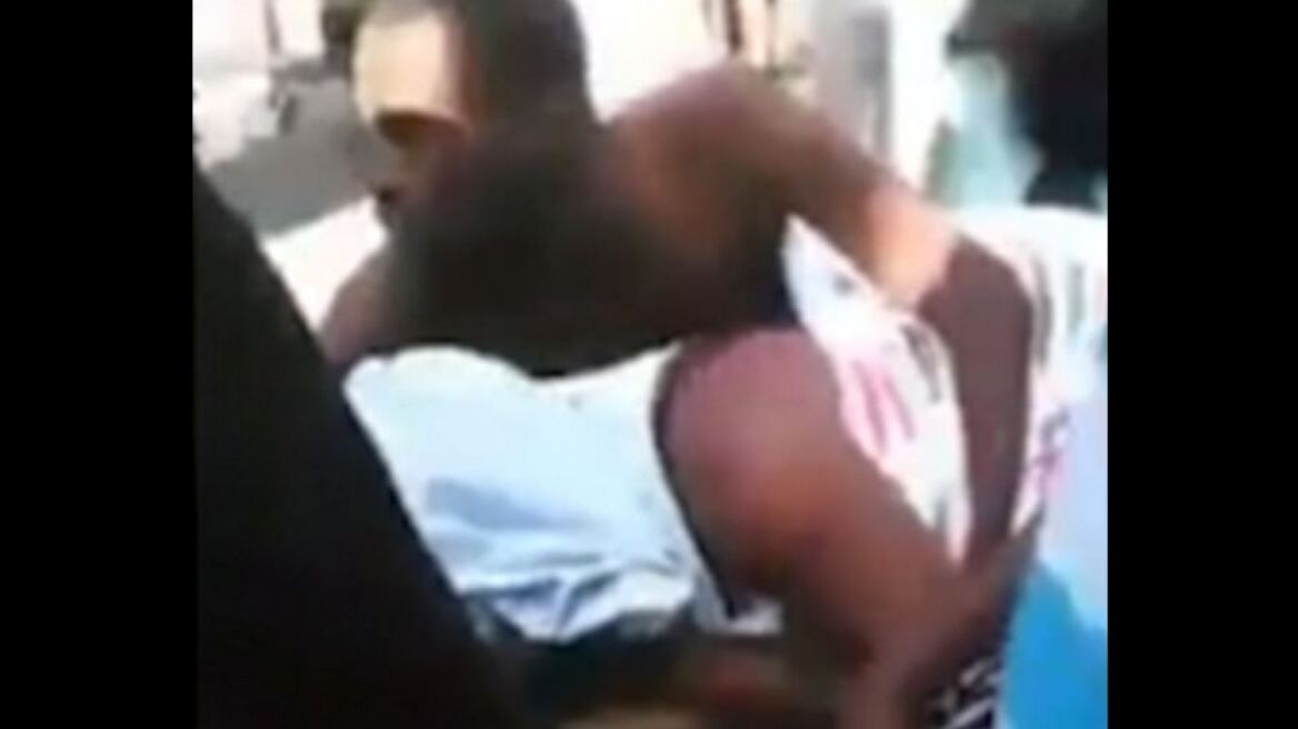 Παράνομο ζευγάρι «κόλλησε» στο σεξ και έγινε βούκινο σε χωριό στην Κένυα