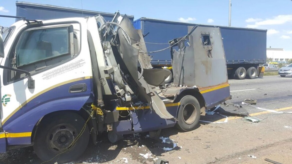 Gang blows open an armored truck to steal the money! (AMAZING VIDEOS)