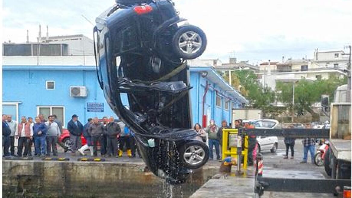 Τραγωδία στη Χαλκίδα: Οδηγός έκανε όπισθεν και εγκλωβίστηκε στο αυτοκίνητο που έπεσε στη θάλασσα
