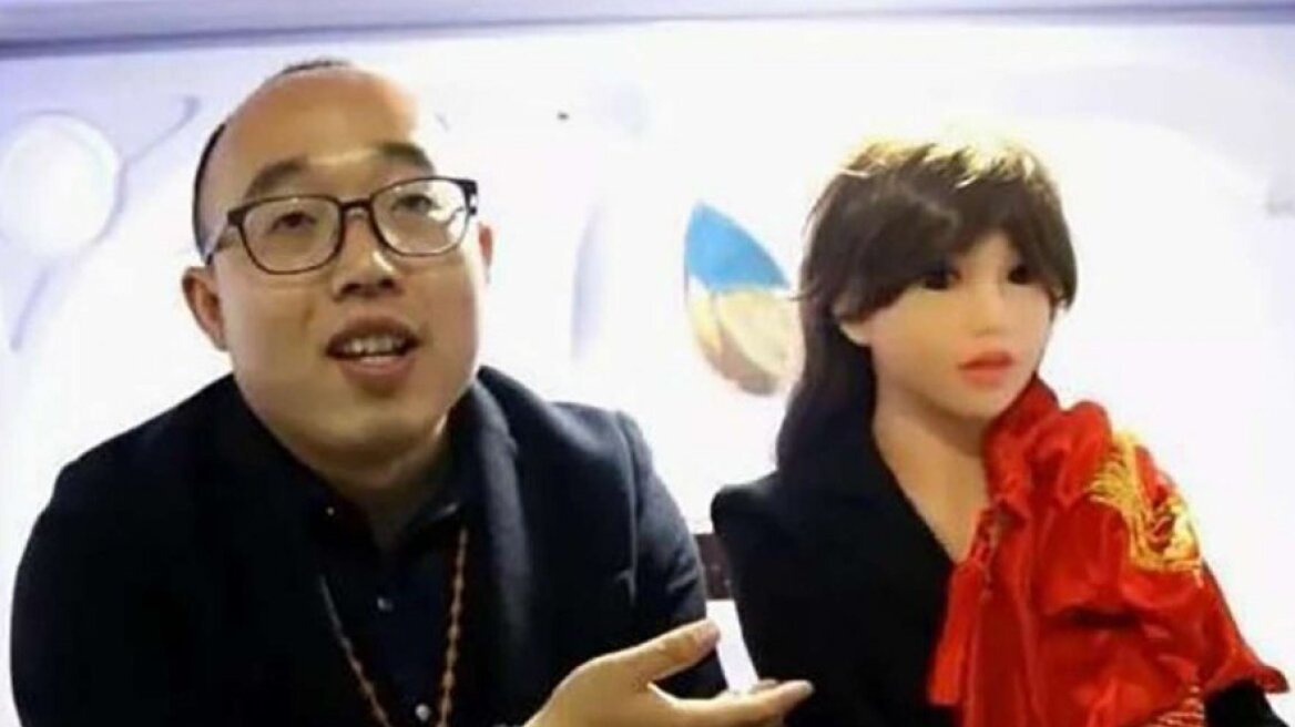 Κινέζος παντρεύτηκε... ρομπότ για να γλιτώσει την ερώτηση «εσύ πότε θα νοικοκυρευτείς;»