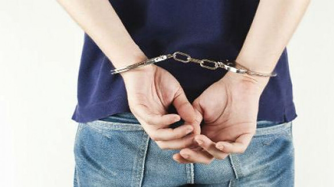 Πάτρα: Βγήκε να πουλήσει ναρκωτικά και βρέθηκε με «βραχιολάκια»