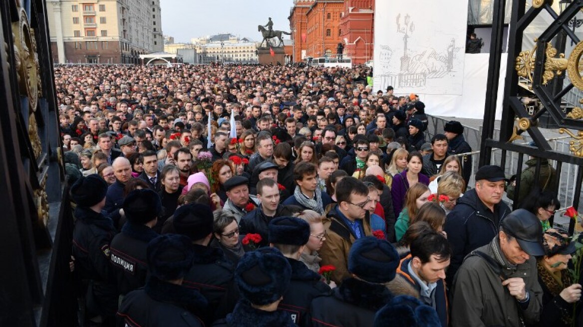 Thousands commemorate St. Petersburg victims (photos)