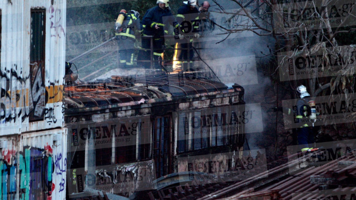 Φωτιά σε εγκαταλελειμμένο βαγόνι του ΗΣΑΠ στο Θησείο