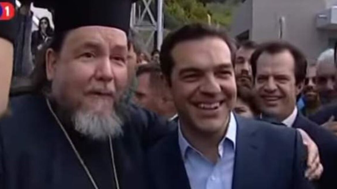 «Το χαμόγελο του Τσίπρα δείχνει έναν άνθρωπο με προσήνεια» λέει ο ιερέας που φωτογραφήθηκε μαζί του 