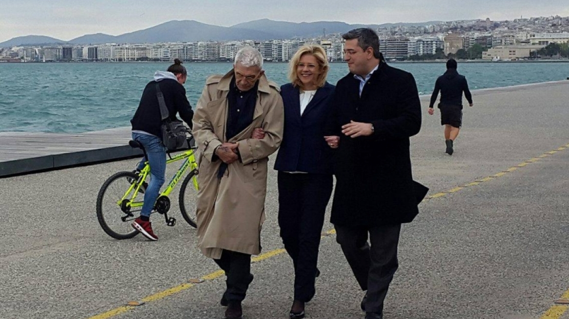 Αγκαζέ με Μπουτάρη και Τζιτζικώστα απόλαυσε την βόλτα στην Θεσσαλονίκη η Επίτροπος Κρέτσου