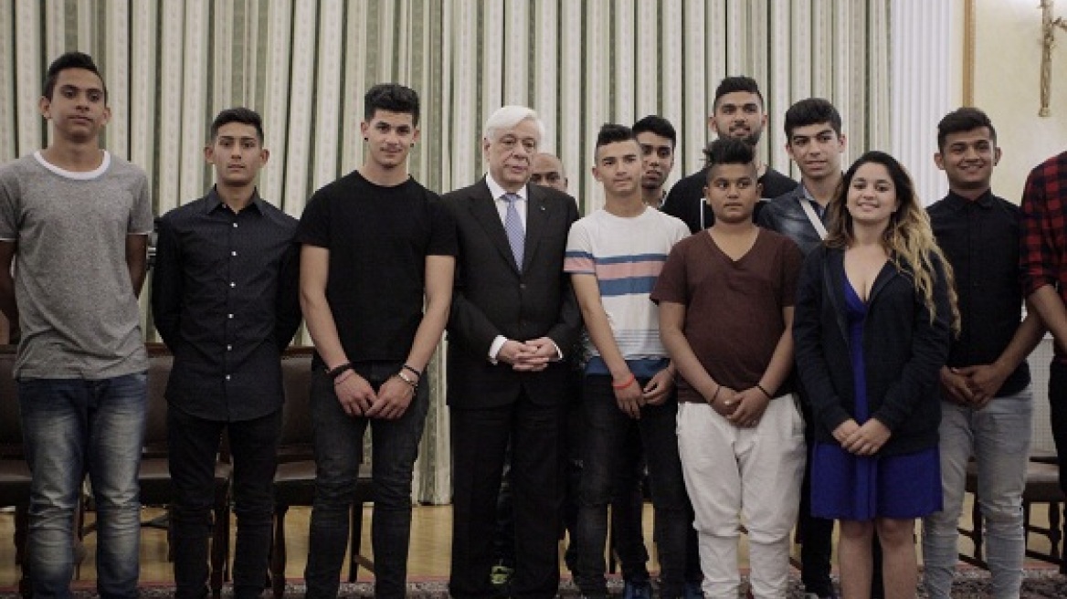 Με παιδιά Ρομά συναντήθηκε ο Προκόπης Παυλόπουλος