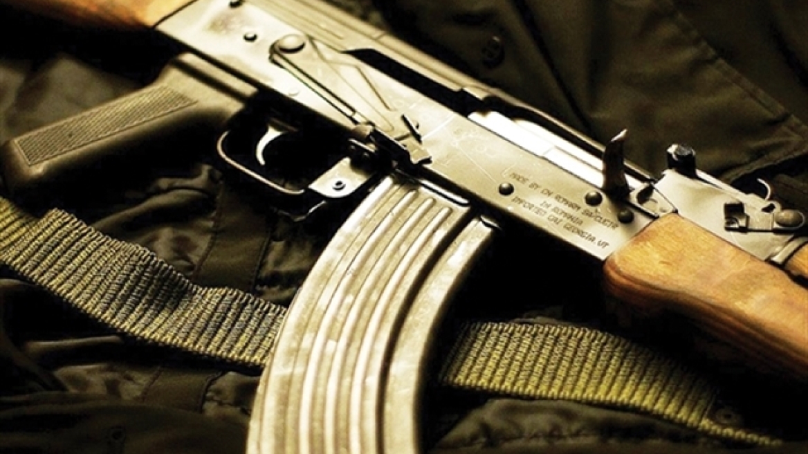 Χανιά: 18χρονος συνελήφθη με Καλάσνικοφ και χίλιες κροτίδες