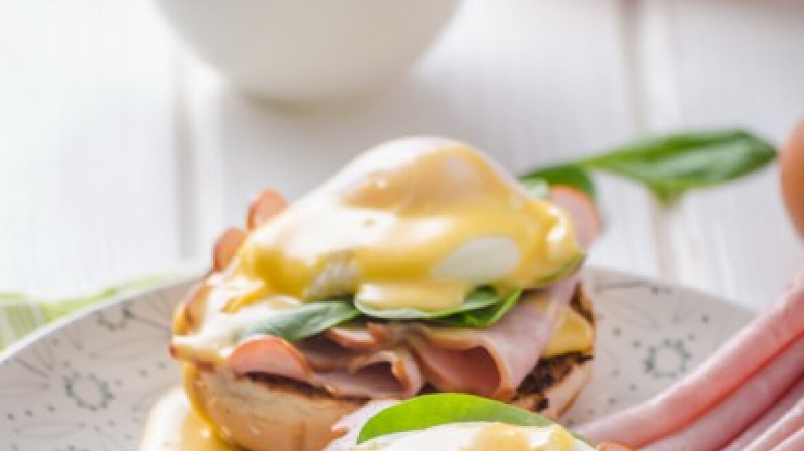  Αβγά benedict με ζαμπόν και σπανάκι