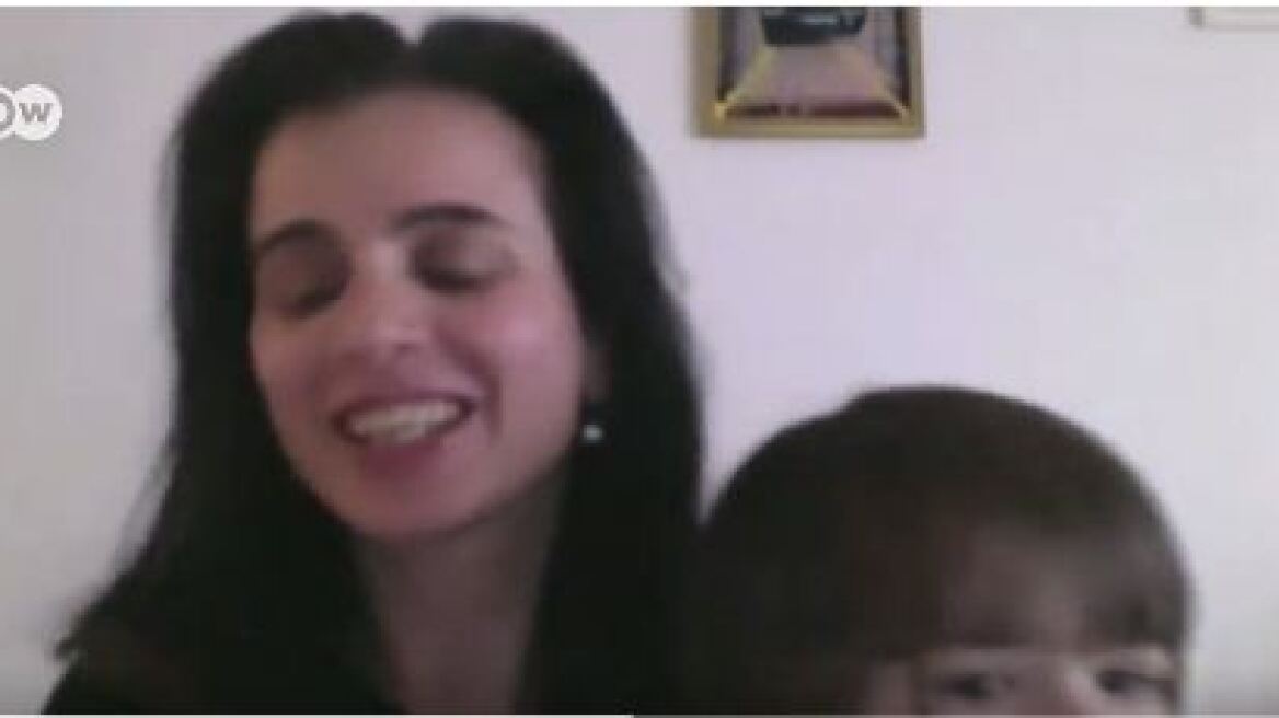 Βίντεο: «Εισβολή» 3χρονης κορούλας Ελληνίδας δημοσιογράφου σε live σύνδεση αλά... BBC 