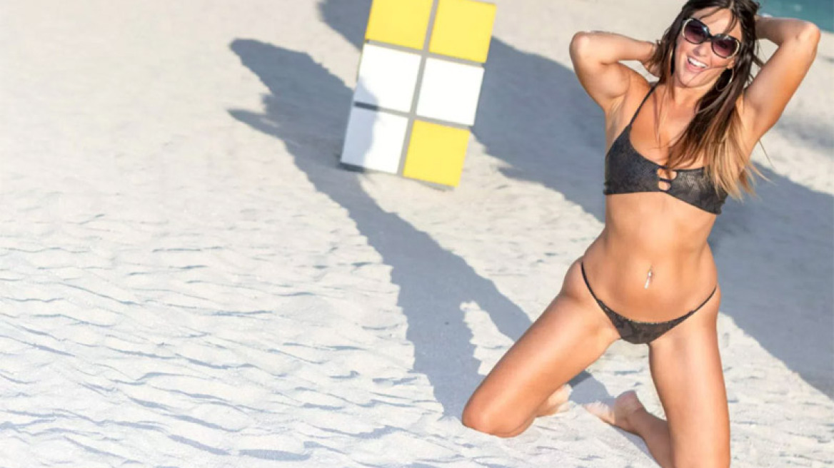 Η Claudia Romani κάνει ηλιοθεραπεία και κατακόρυφο στην παραλία