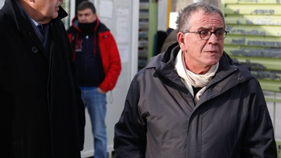 Mouzalas: Refugees to get cash in hand and apartments