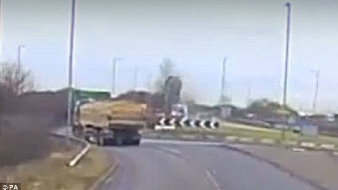 Σοκαριστικό βίντεο: Αυτοκίνητο πέφτει σε κυκλικό κόμβο, εκτοξεύεται και κάνει τέσσερις στροφές στον αέρα