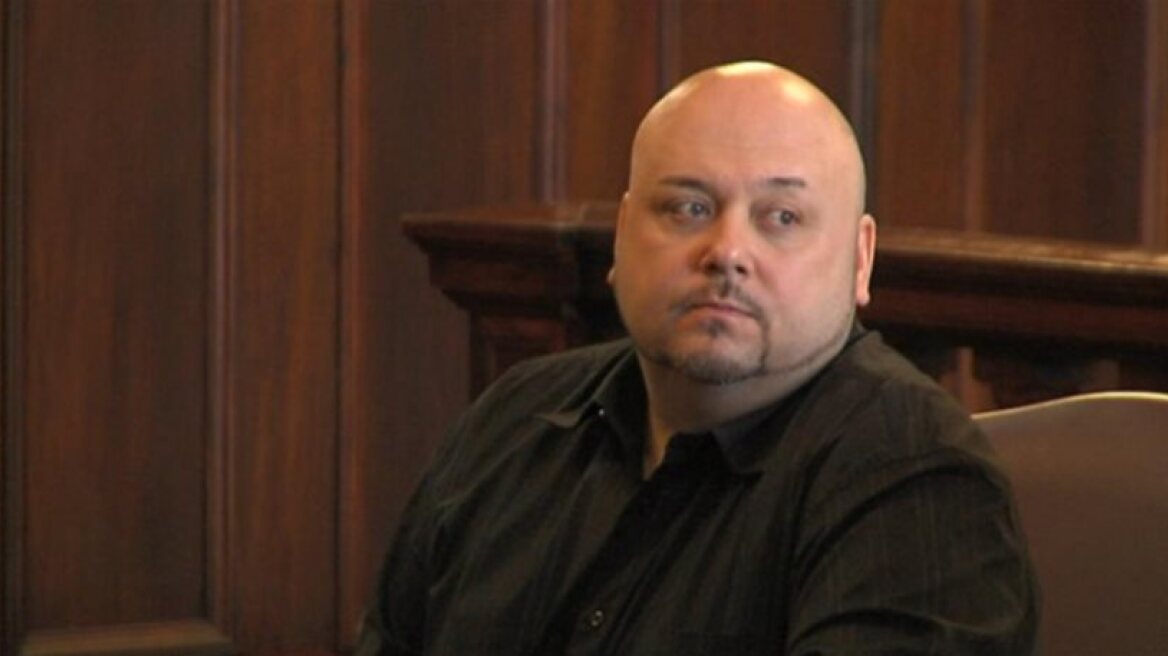 Man accused of rape and murder commits suicide in court (video)