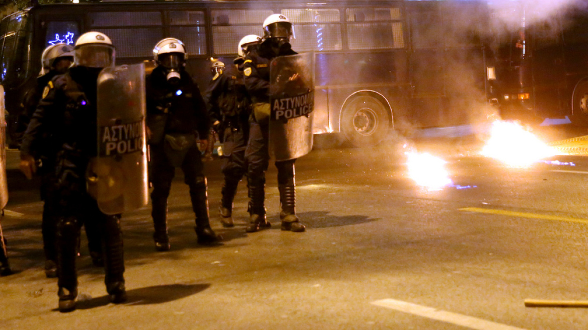 Νέα επίθεση κατά των ΜΑΤ στην Χαριλάου Τρικούπη