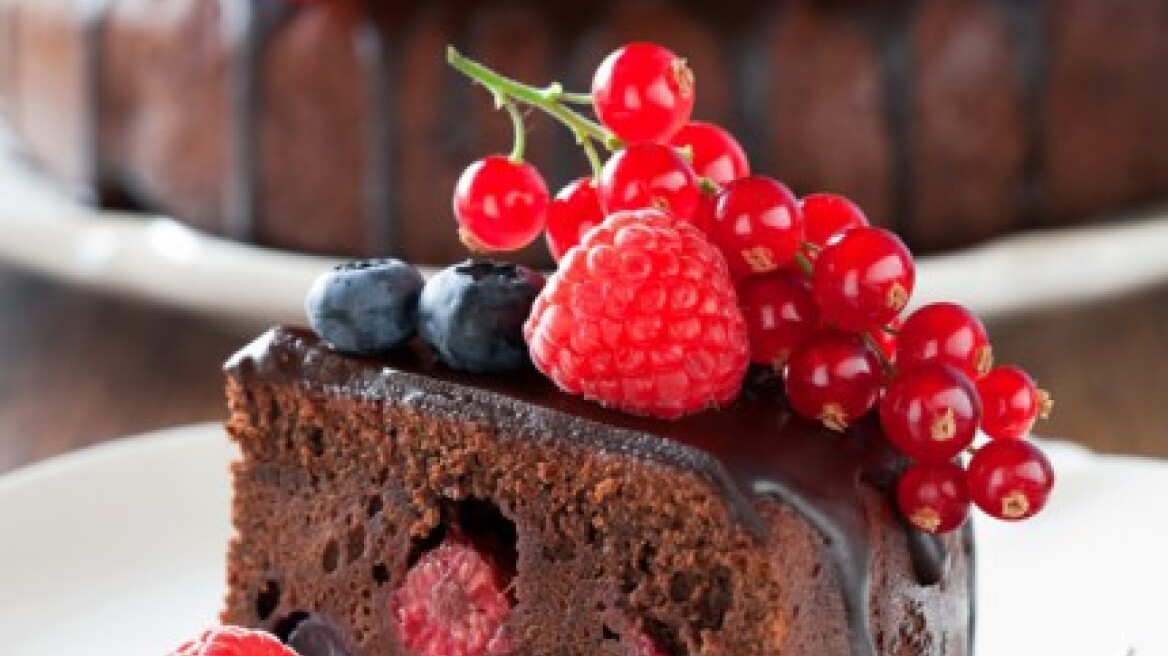 Υγρό κέικ σοκολάτας με βατόμουρα