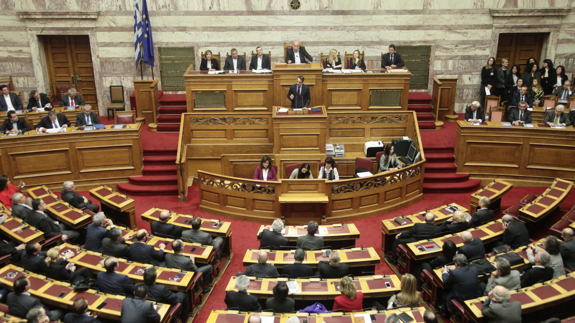 Τσακαλώτος: Είστε νόσος που έχει μπερδευτεί με τη θεραπεία - Δένδιας: Και η Βασιλειάδου πολύ θα σας έπεφτε