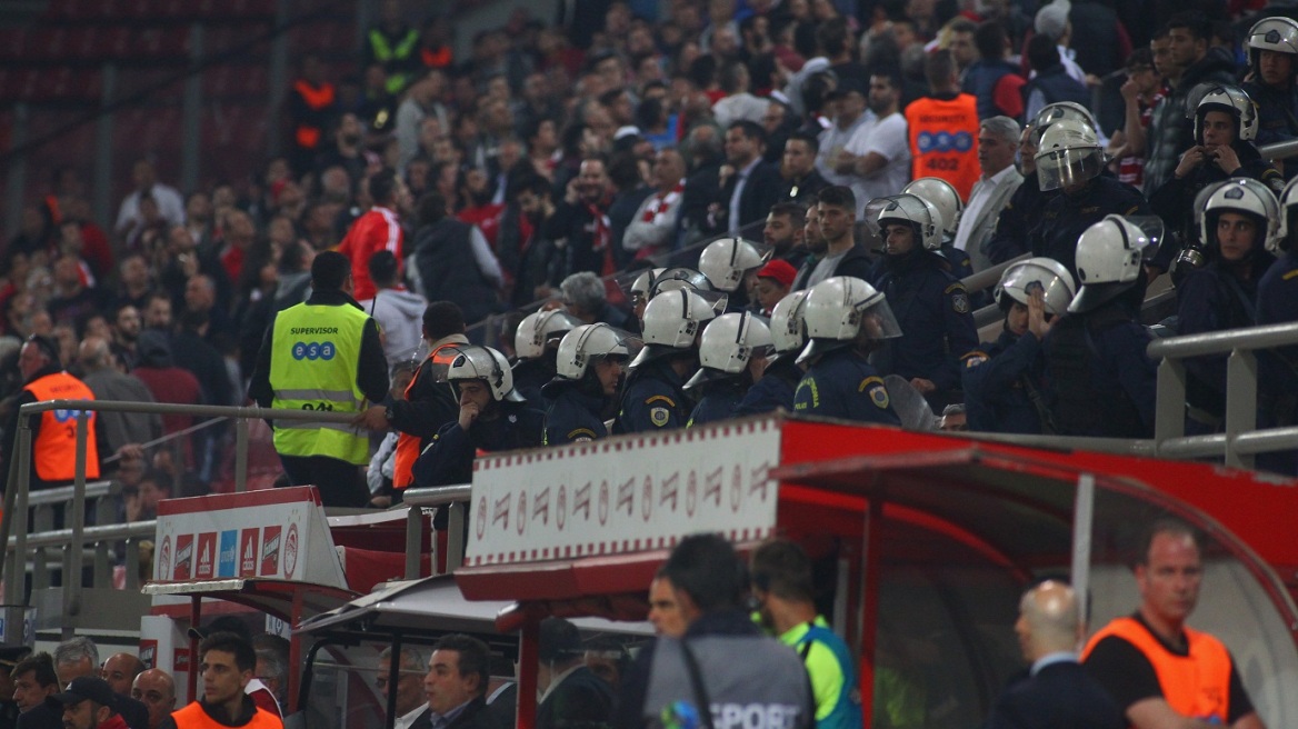 Ένταση στο «Καραϊσκάκη» ανάμεσα σε οπαδούς του Ολυμπιακού και δυνάμεις των ΜΑΤ