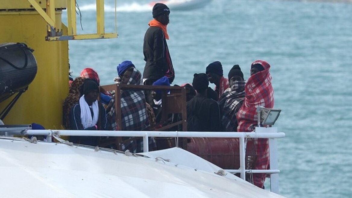 100 migrants feared missing after boat sinks near Libya