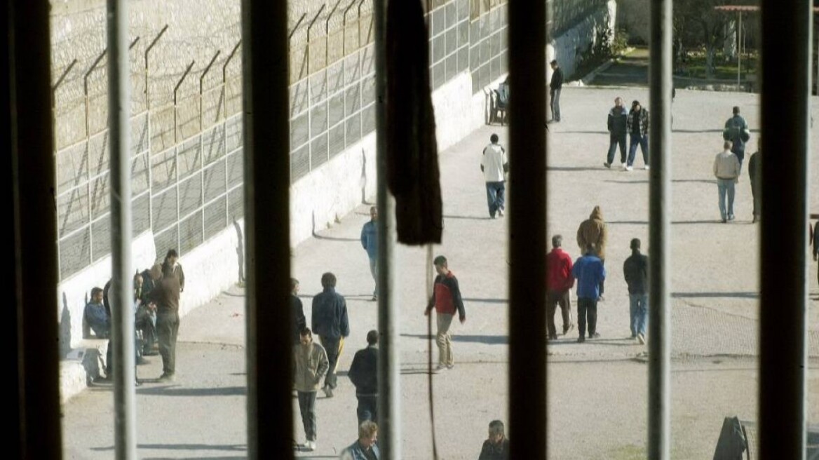 Πήγε τηλεόραση γεμάτη με κινητά στις φυλακές Δομοκού