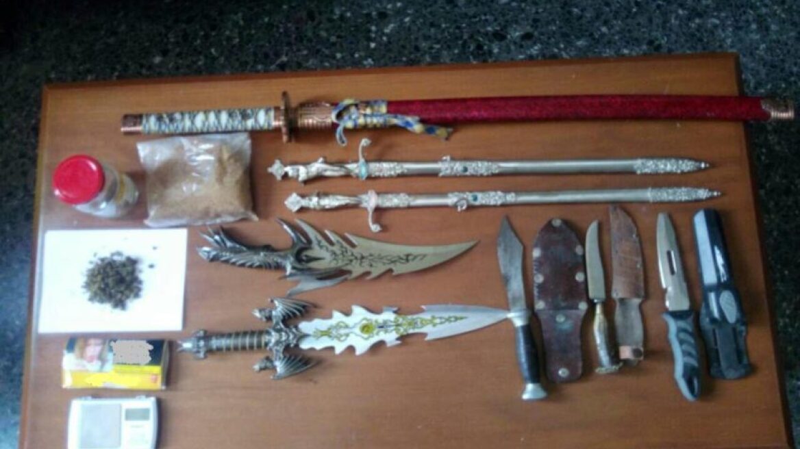 Πτολεμαΐδα: Για ναρκωτικά έψαχναν, σπαθιά και μαχαίρια βρήκαν!