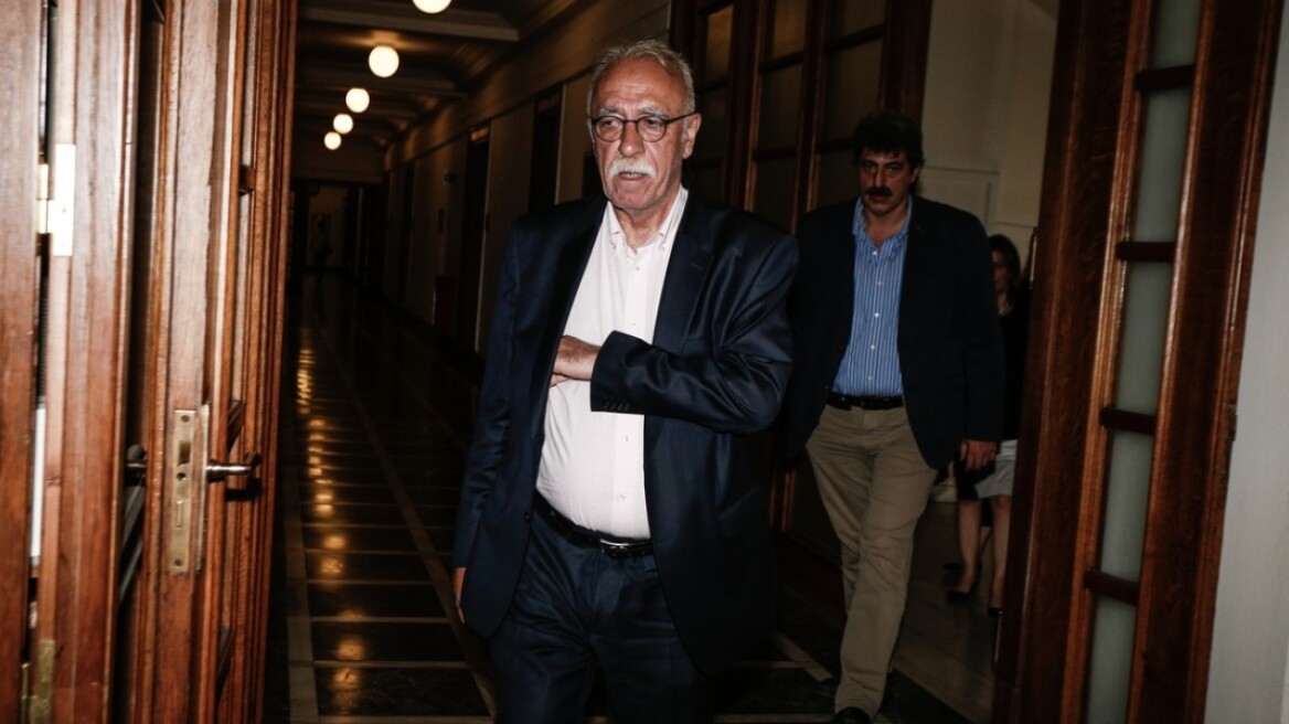 Βίτσας: Σχέδιο για «ωφέλιμη θητεία» - Τέρμα οι «καμπάνες» και τα «βύσματα» 