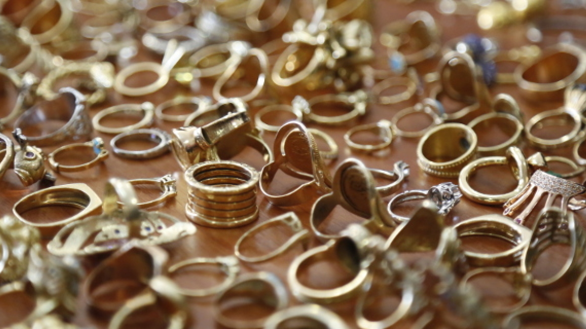 Μάνα και κόρη άρπαξαν 70 δαχτυλίδια από κοσμηματοπωλείο