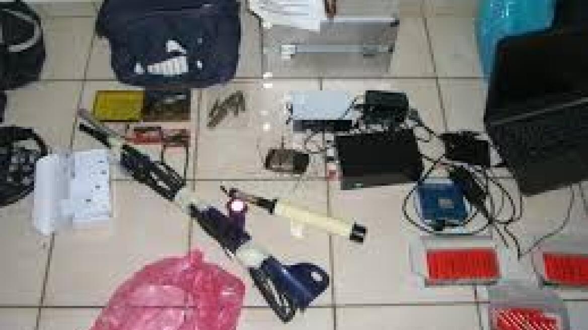 Παράνομα και κλεμμένα όπλα και χιλιάδες κροτίδες στον Πύργο