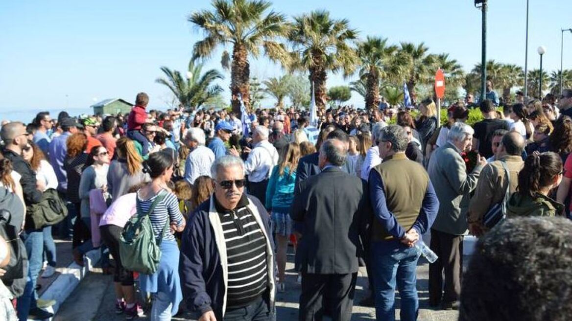 Φωτογραφίες: Μαζική παρέλαση υπέρ του ρουκετοπόλεμου στην Χίο 