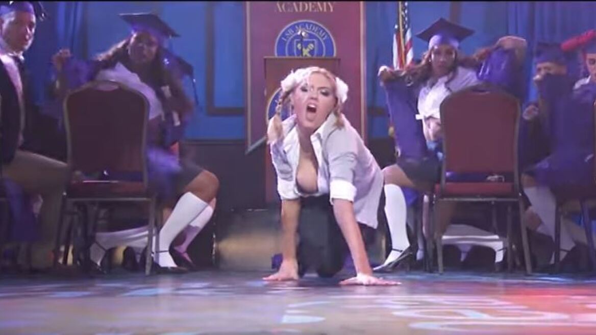 «Φωτιά» η Kate Upton ως μαθήτρια στο «…Baby One More Time»