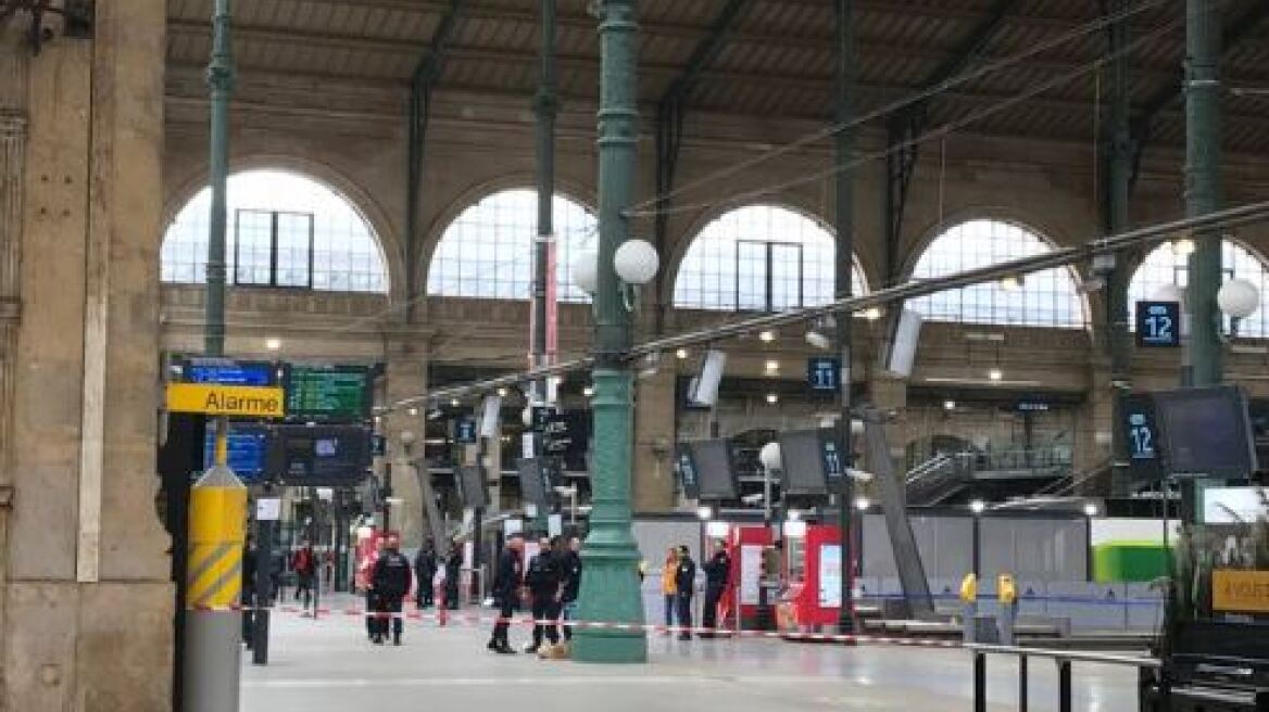 Συναγερμός στο Παρίσι: Άντρας απείλησε με μαχαίρι αστυνομικό