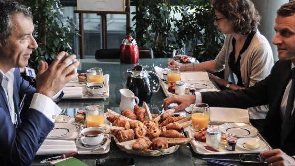 Το πρωινό Θεοδωράκη στον Σηκουάνα με τον Μακρόν: Κρουασάν, κρητικό μέλι και «Εμπρός Εμανουέλ!»