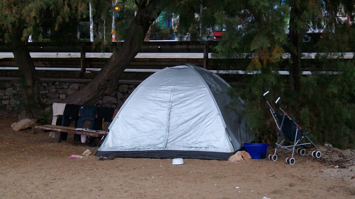 Συλλήψεις για κάμπινγκ σε... πάρκινγκ και άλση της Μυτιλήνης