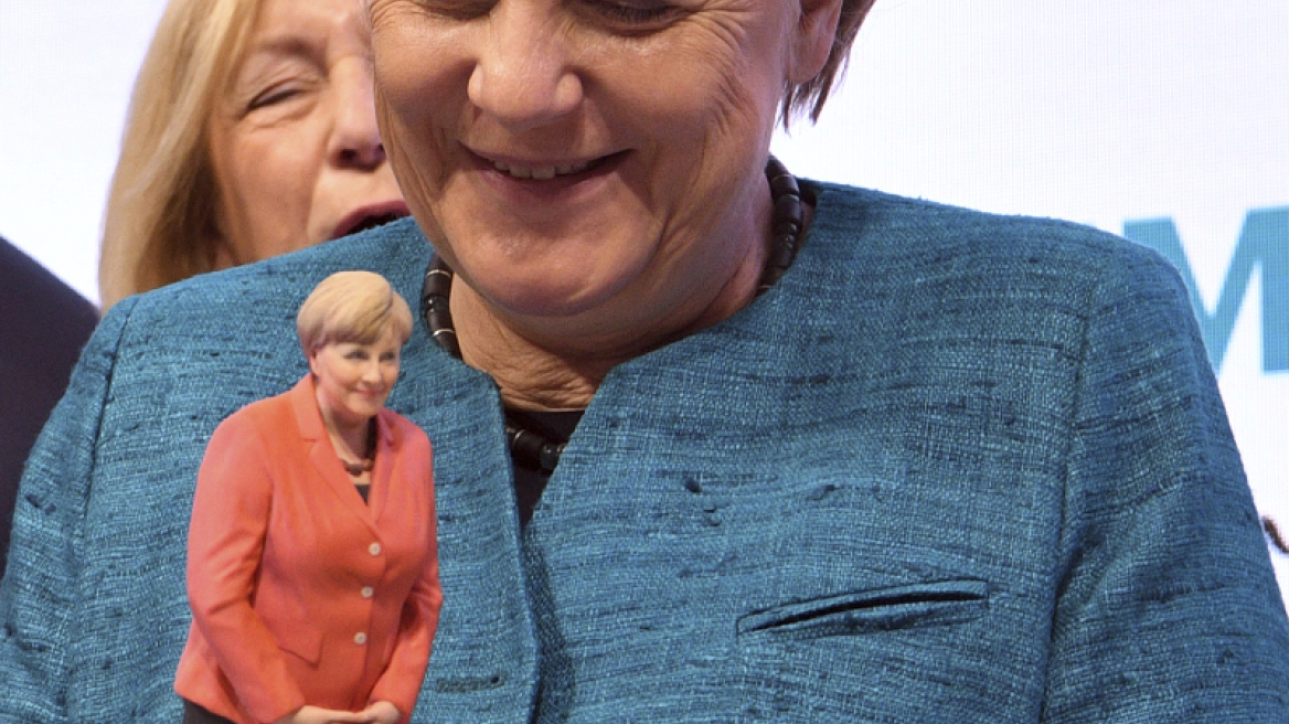 Η Μέρκελ και η μινιατούρα κούκλα της!